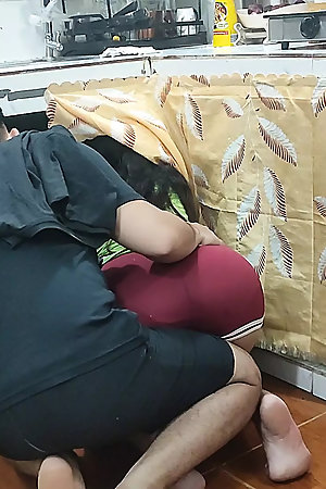 ASIAN MILF GOT STOCK AT THE KITCHEN AND HIS HELPER WENT FOR HELP