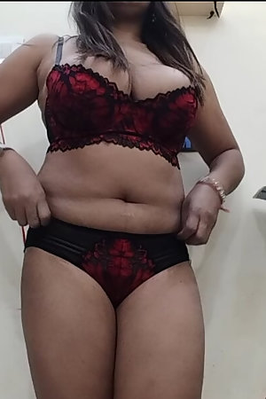 Desi Milf Mona doing Fingaring in her pussy and show boobs