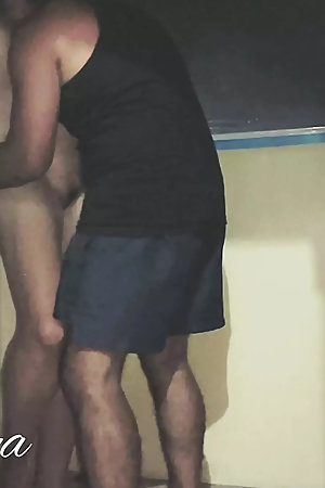 Nagpaiyot sa delivery man habang wala ang asawa.