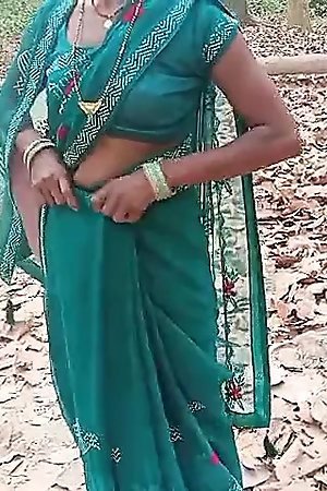 desi bhabhi urineing in the jungle
