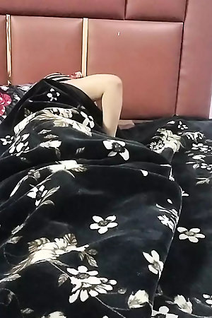 Pair dbane ke bahane step daughter ne apna bur chodbaya