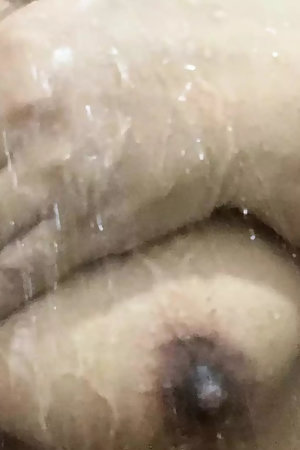 Horney tamil aunty bathing scene