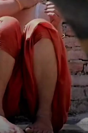 Desi hot sexy bhabhi's bathing MMS video leaked