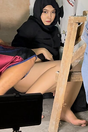 Viral hijab girl caught masturbating!