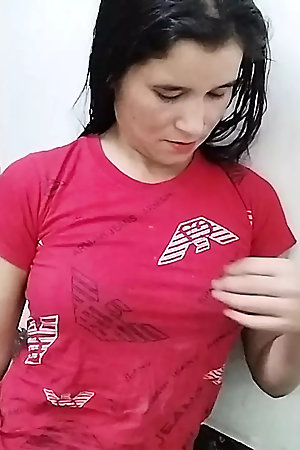 Lal t-shirt me sali kamal lag rhi hai