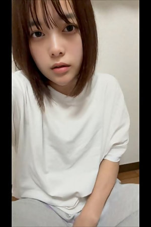 A general amateur female college student touches her after taking a bath and is excited to masturbate.