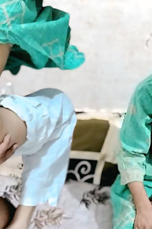 Garmi ke chhutti me aayi hui Step sister ko ghar me pakar ke pel diya