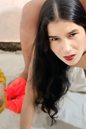 Desi hot aunty ke ghar me jake pel diya