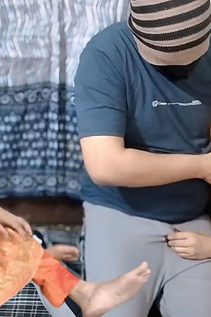 Bhabhi akeli ghar me baithi thi dever ne bur chat kar pela