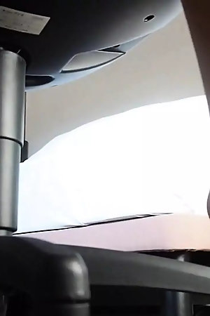 Sneak-peek Style From the Foot When Stay