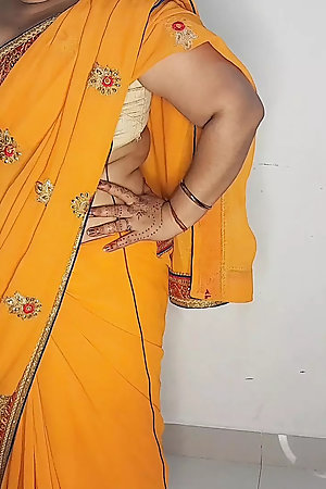 STEPMOM SON ROMANCE IN THE ABSENCE OF THE FATHER IN HINDI.